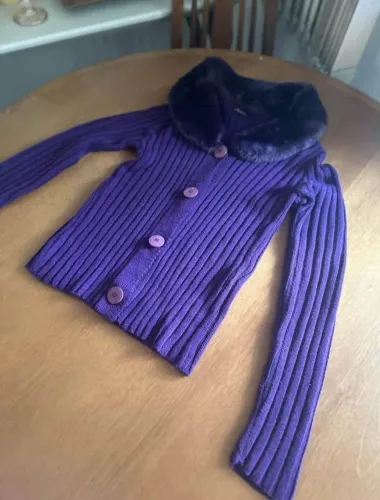 Cardigan roxo com gola de pele