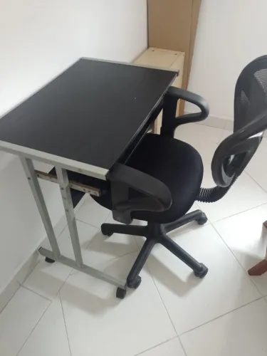 Mesa e cadeira
