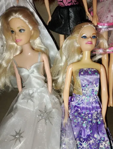 Lote de bonecas ( não são a Barbie)