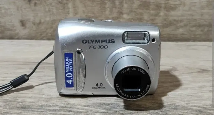 Câmera fotográfica Olympus FÉ 100 funcionando 