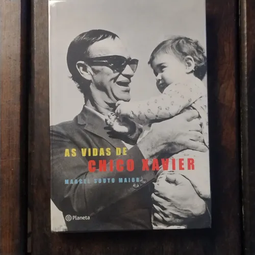 Livro "As vidas de Chico Xavier"