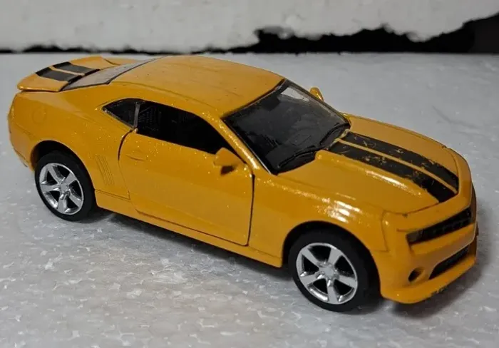 Miniatura Chevrolet Camaro SS Amarelo Com Faixas Pretas/ Usado