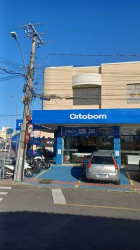 Alugo excelente sala comercial na Av Leoberto Leal piso superior. Direto proprietário