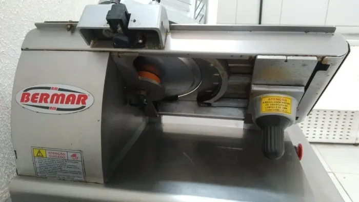 Máquina de fatiar semi nova 