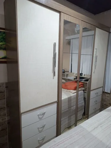 Boa Oportunidade, Guarda roupas de casal com base móvel 