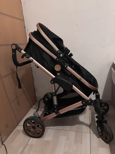 Carrinho de bebê preto e rose