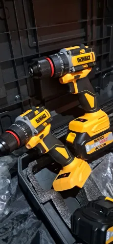 Kit 2 parafusadeira 20v brushless  dewalt  kit 850 reais 