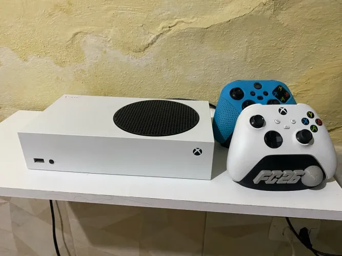 Xbox Series S 512GB + 2 CONTROLES EM PERFEITO ESTADO ( INCLUI 2 MESES DE GAME PASS )