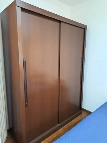 Guarda-roupas 2 portas em ótimo estado de conservação.