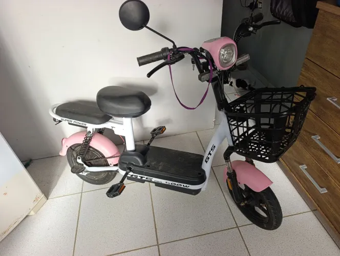 Mini scooter elétrica