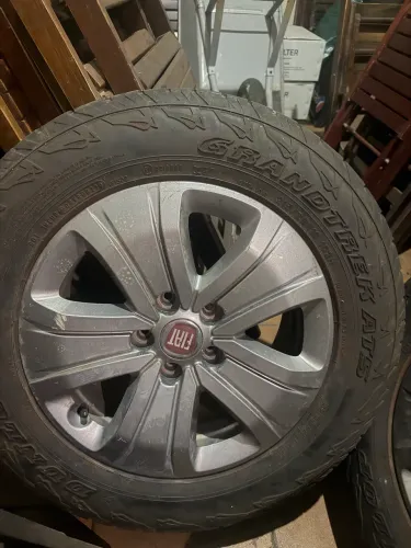 Jogo de rodas e pneus originais da Fiat Toro 2021