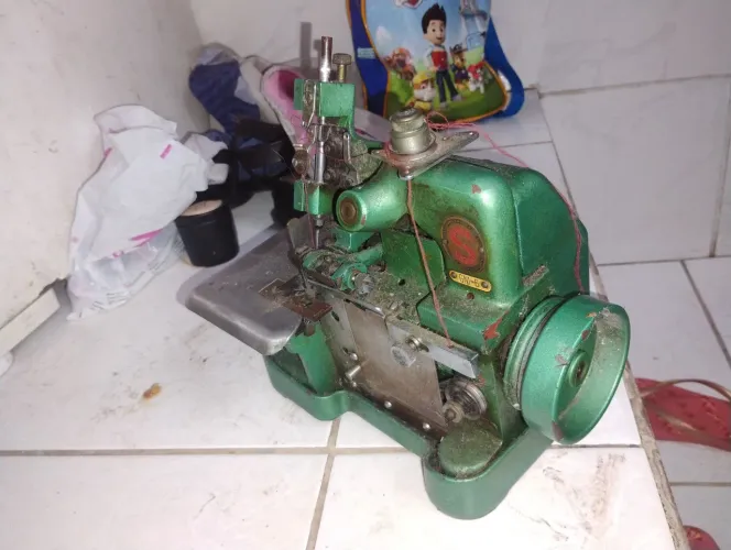 Máquina de costura overlock está sem motor.