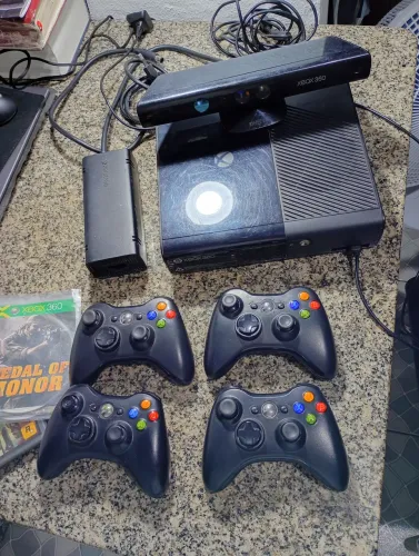 Vendo x box 360 excelente estado com quinete e 4 manetes e vários jogos