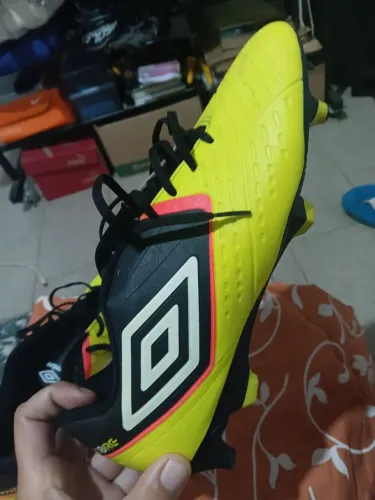 Chuteira campo umbro score 43