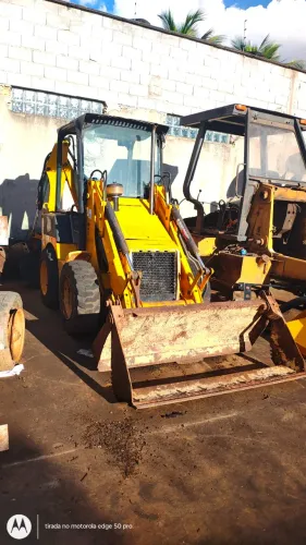 Acabou de chegar Miniretroescavadeira JCB 1CX para retirada de PEÇAS