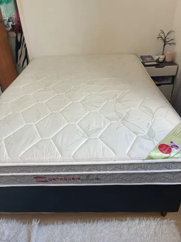 Cama de casal com colchão ORTHOCRIN de molas ensacadas 