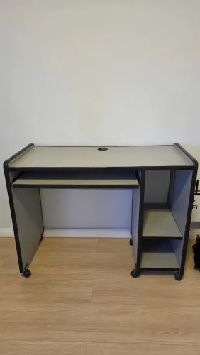 Mesa para computador em ótimo estado 103cm x 47cm