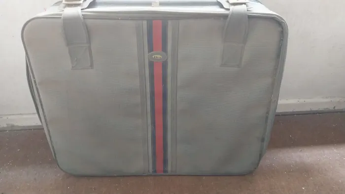 Antiga e linda mala em tecido sintético, 75x63cm, com rodinhas, necessitando limpeza