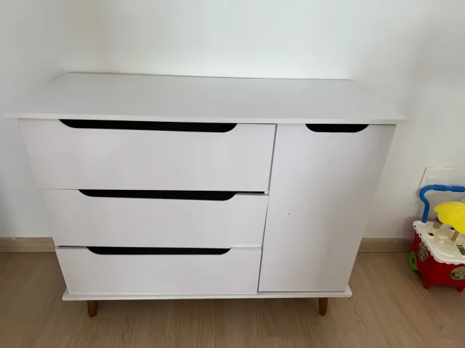 Cômoda branca com 3 gavetas e 1 porta ? R$ 150
