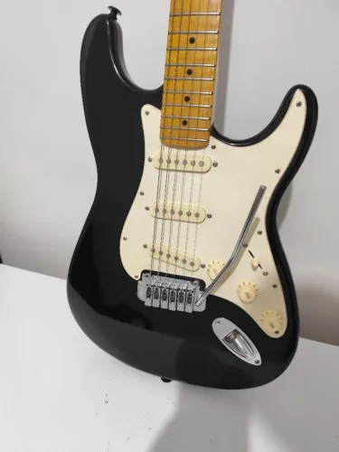 Guitarra stratocaster Tagima 530