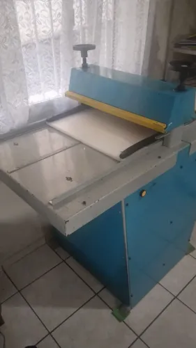 Máquina de corte e vinco elétrica 220 w monofásico  industrial