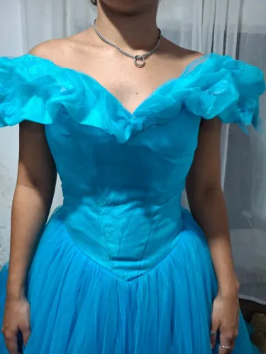 VESTIDO CINDERELA REALISTA COM 9 SAIAS