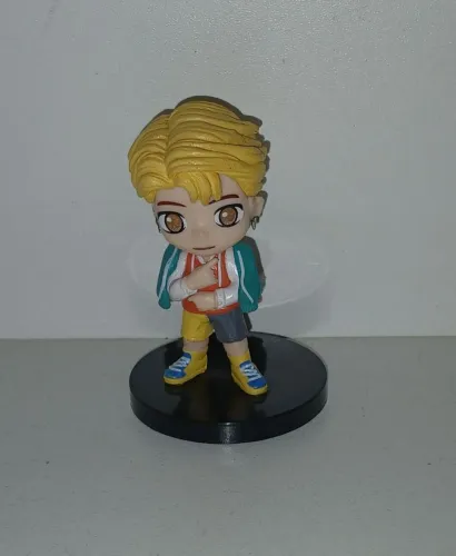 BONECO MINIATURA BTS RM COLADO NA BASE