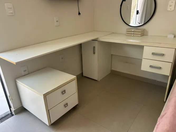 Escrivaninha + bancada em L + criado mudo