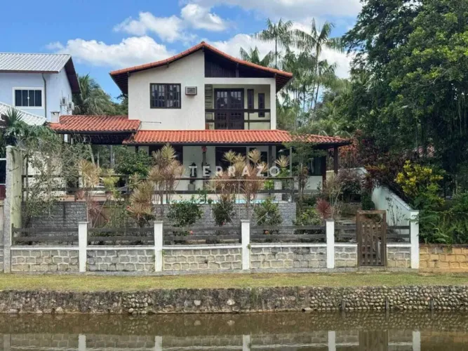 Casa em Condomínio à Venda em Guapimirim, RJ  3 Quartos, Vista Mar e Varanda Gourmet