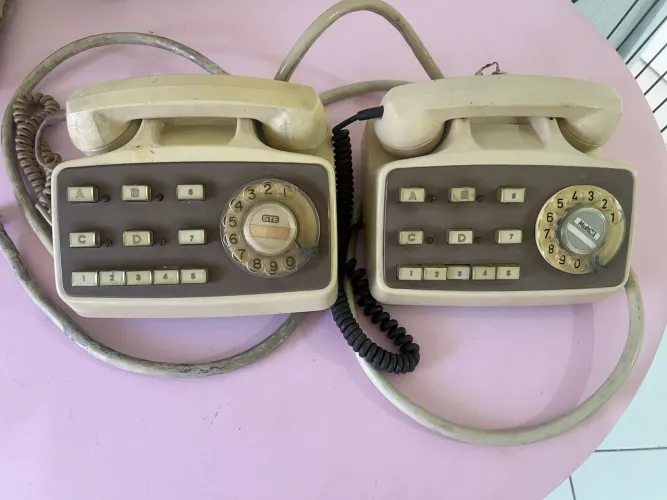 2 Telefones Antigos