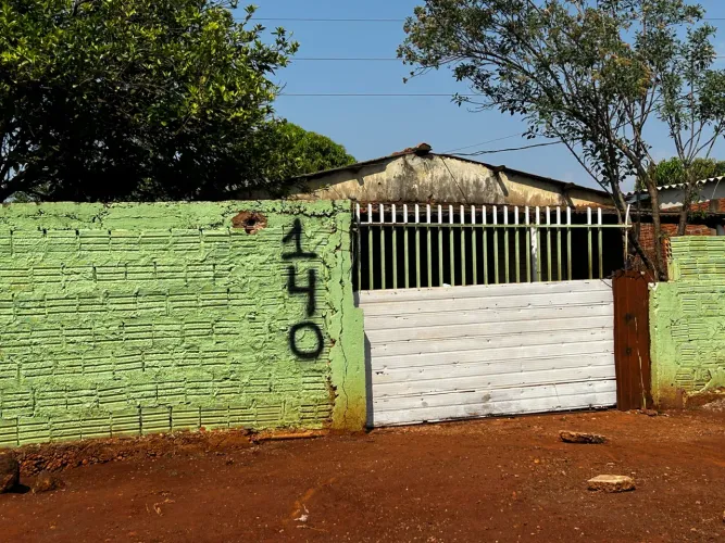 Terreno com casa pequena