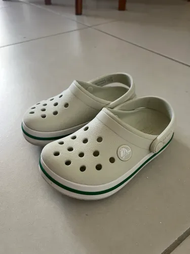 Crocs infantil bege