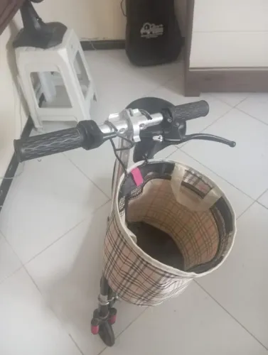 Patinete elétrico com assento.