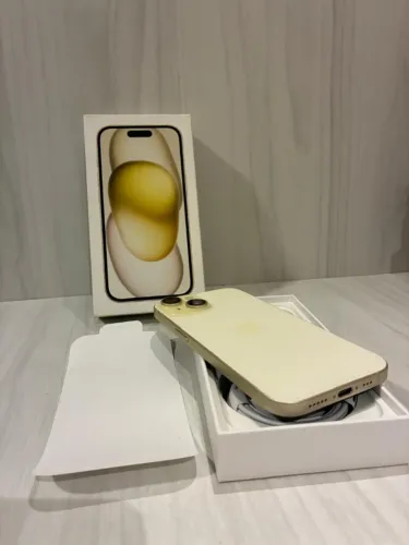 COMBO APPLE: iPhone 15 128GB Amarelo Impecável + Apple Watch de Brinde!