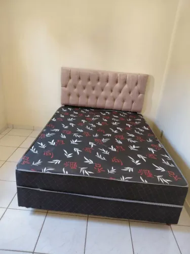 CAMA BOX + BASE COM PÉS DE MADEIRA MACIÇA