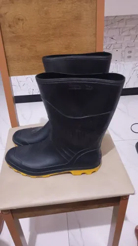 Vendo Bota pega forte cano longo tamanho 43
