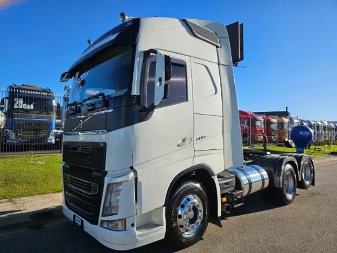 Volvo FH 500 6x2 Globetrotter Teto Alto Automático Ano 2017 Roda de Alumínio na dianteira