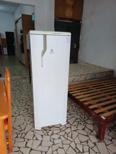 GELADEIRA ELECTROLUX 220 VOLTS FUCIONANDO PERFEITAMENTE BEM 