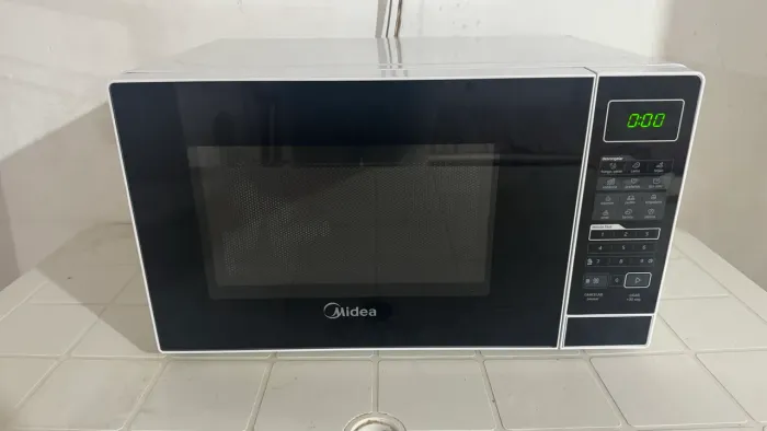 Microondas 20 litros Midea novo