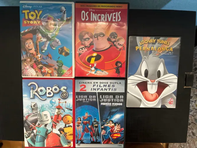 Coleção DVDs Infantis (Toy Story, Os Incríveis, Looney Tunes, Liga da Justiça)