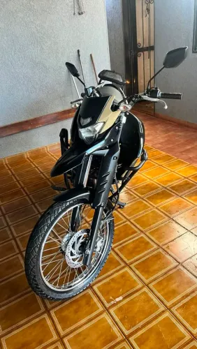 Moto conservada troco por carro excelente moto pro dia a dia ou passeio 