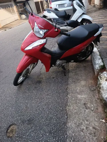 Moto bem novinha 