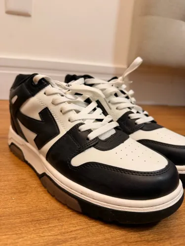 Tênis off-white preto e branco novo.