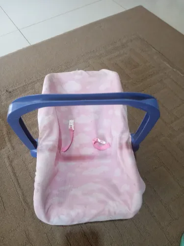 Boneca com bebê conforto 