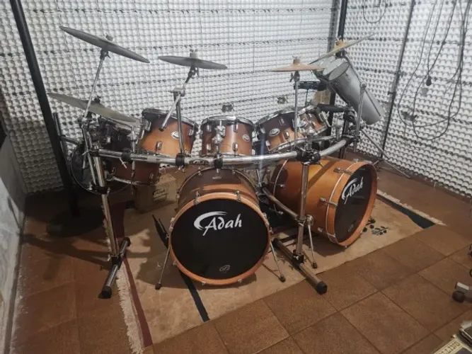 BATERIA MARCA ADAH ,8 BUMBOS E MUITO MAIS
