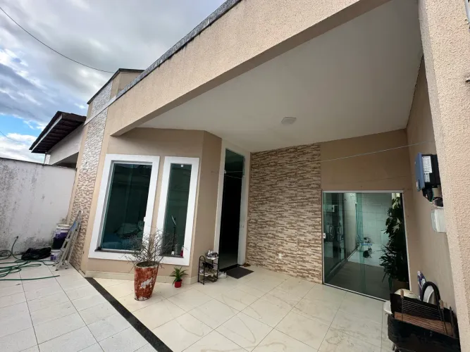 VENDE-SE EXCELENTE CASA DE ALTO PADRÃO COM ENERGIA SOLAR