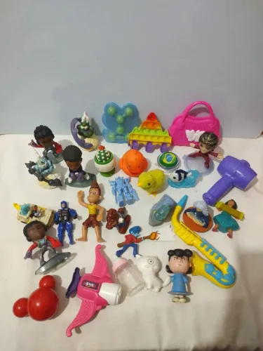 lote de brinquedos diversos 30 peças das fotos só 60,00