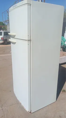 Vendo geladeira, faço entrega , interessados chama no zap *