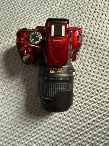 Nikon D5200 Vermelha + Lente 18-55mm VR | DSLR