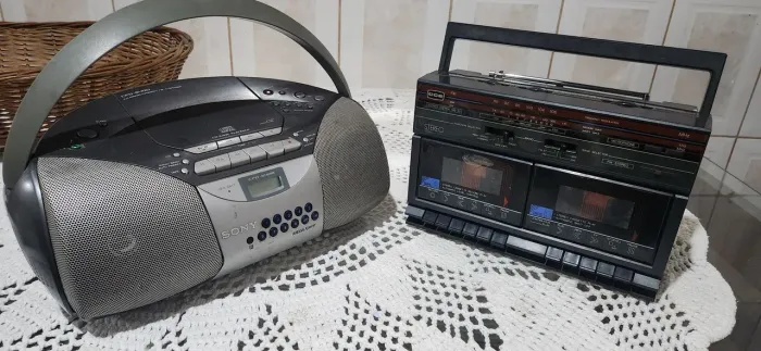 2 aparelhos de som portátil SONY CFD-S400 e CCE MS-22 para peças de reposição ou restauro